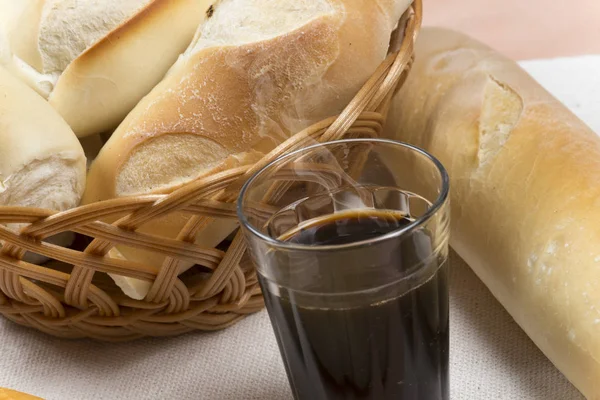 Cesta de pães franceses — Fotografia de Stock