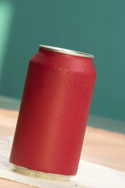 Lata de refrigerante vermelho — Fotografia de Stock