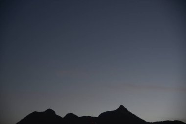 karanlık dağlar ve büyük gökyüzü alanı ile alacakaranlıkta ufuk çizgisi