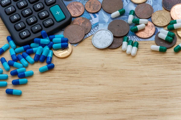 Calculadora y dinero para calcular el costo de un médico . — Foto de Stock