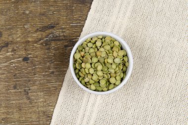 yarısında kurutulmuş yeşil bezelye