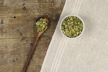 yarısında kurutulmuş yeşil bezelye