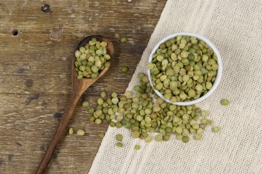 yarısında kurutulmuş yeşil bezelye