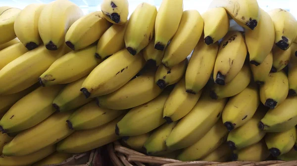 Bananer på marknads hyllan. — Stockfoto
