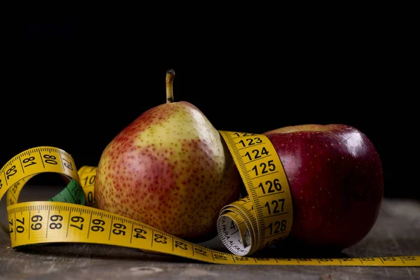 Birne und Apfel repräsentieren Arten von Übergewicht — Stockfoto