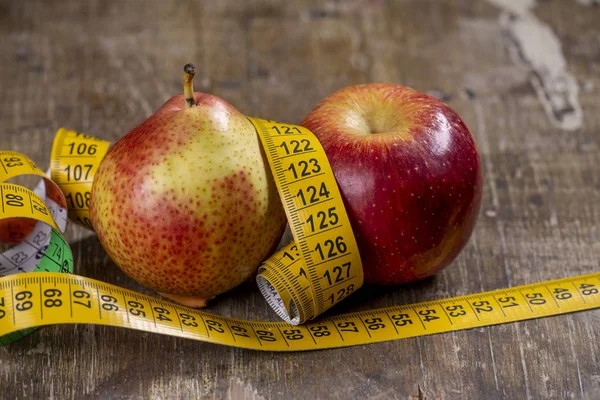 Birne und Apfel repräsentieren Arten von Übergewicht — Stockfoto