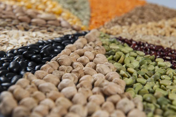 Gran colección de diferentes cereales y semillas comestibles . — Foto de Stock