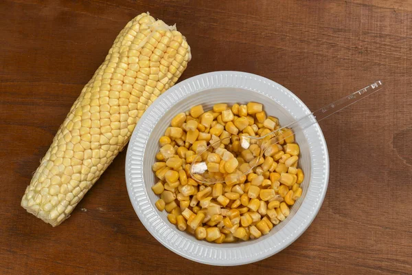 Plato con maíz cocido — Foto de Stock