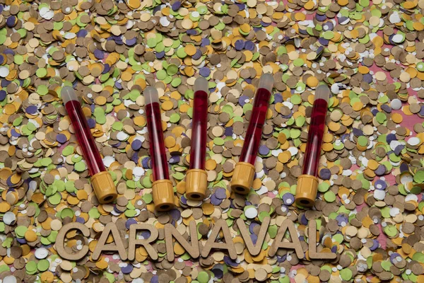 Donner du sang pendant le carnaval. Confettis fond avec du sang — Photo