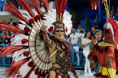 Rio, Brezilya - 23 Şubat 2020: Samba okulu Estacio de Sa 'nın Marques de Sapucai Sambodromo Perküsyon Kraliçesi Jack Maia' da geçit töreni