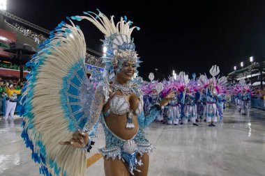 Rio, Brezilya - 22 Şubat 2020: Samba Okulu Akademicos do Sossego 'nun Marques de Sapucai Sambodromo' da geçit töreni