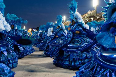 Rio, Brezilya - 23 Şubat 2020: Samba okulu Portela 'nın Marques de Sapucai Sambodromo' daki geçit töreni