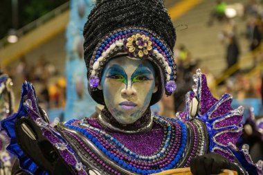 Rio, Brezilya - 22 Şubat 2020: Samba Okulu Akademicos do Sossego 'nun Marques de Sapucai Sambodromo' da geçit töreni