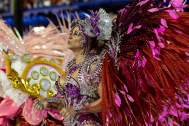 Rio, Brezilya - 23 Şubat 2020: Samba okulu Estacio de Sa 'nın Marques de Sapucai Sambodromo' daki geçit töreni