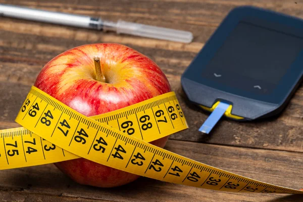 Elma, mezuralı, kilolu ve metabolik sendromu sembolize ediyor.