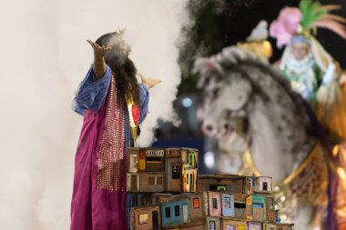 Rio, Brezilya - 23 Şubat 2020: Samba okulu Mangueira 'nın Marques de Sapucai Sambodromo' daki geçit töreni. Fahri Komite