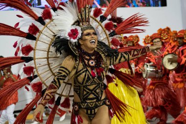 Rio, Brezilya - 23 Şubat 2020: Samba okulu Estacio de Sa 'nın Marques de Sapucai Sambodromo Perküsyon Kraliçesi Jack Maia' da geçit töreni