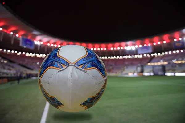 Bola Com Máscara Para Representar Retorno Futebol Após Pandemia Novo — Fotografia de Stock