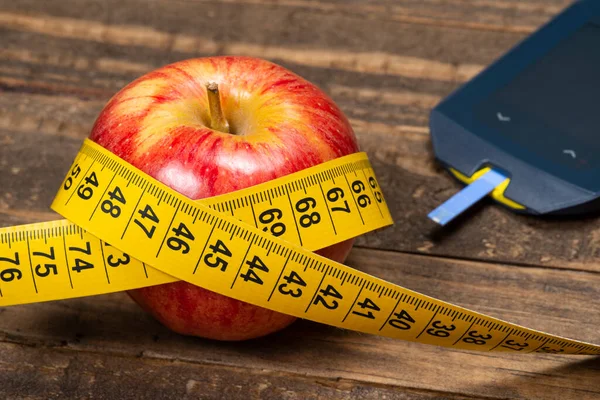 Apple Mit Maßband Als Symbol Für Übergewicht Und Stoffwechselsyndrom — Stockfoto