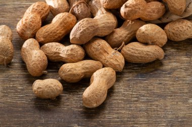 Kabuktaki bir sıra fıstık kahverengi arka planda sınır oluşturuyor, Top View. Haziran partilerindeki tipik yiyecekler (Festa Junina)