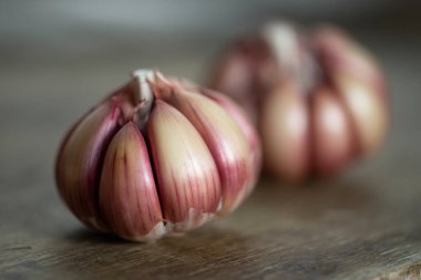Güneşin yaktığı, sarımsak ve ahşap bir kafa.
