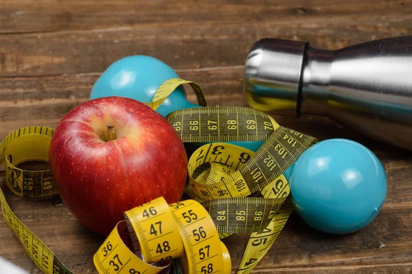 Gewichtskontrolle Mit Messobjekten Und Krafttraining Mit Einem Apfel Horizontale Zusammensetzung — Stockfoto