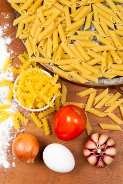 İtalyan mutfağının malzemeleri yemek için bir masa hazırlıyor.