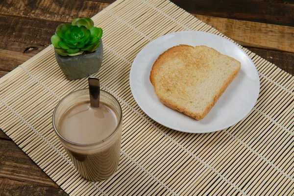 Типовий Бразильський Невеликий Сніданок Чашкою Кави Молоком Хлібом — стокове фото
