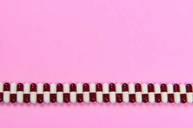 İlaç hapları, metin yazmak için yeri olan bir bar yapmak için sıraya dizildi.