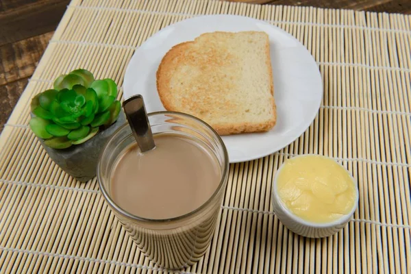 Typowe Brazylijskie Małe Śniadanie Filiżanką Kawy Mlekiem Chlebem — Zdjęcie stockowe