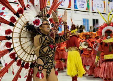 Rio, Brezilya - 23 Şubat 2020: Samba okulu Estacio de Sa 'nın Marques de Sapucai Sambodromo Perküsyon Kraliçesi Jack Maia' da geçit töreni