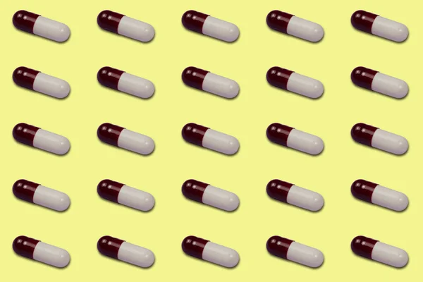 Białe Ciemnoczerwone Tabletki Lub Kapsułki Leżą Rzędach Przekątnej — Zdjęcie stockowe