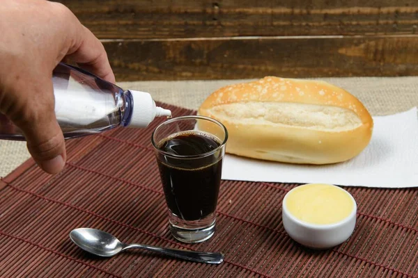 Basisches Brasilianisches Frühstück Mit Kaffee Und Brot Mit Butter — Stockfoto