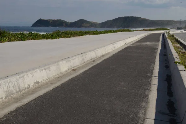 Asfaltowa Ścieżka Rowerowa Letni Dzień Bezludnej Plaży — Zdjęcie stockowe