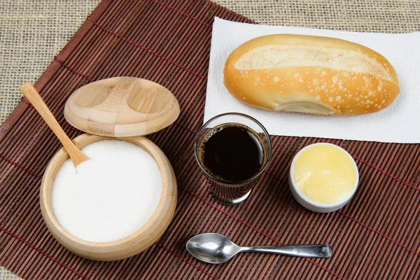Podstawowe Brazylijskie Śniadanie Kawą Chleb Masłem — Zdjęcie stockowe