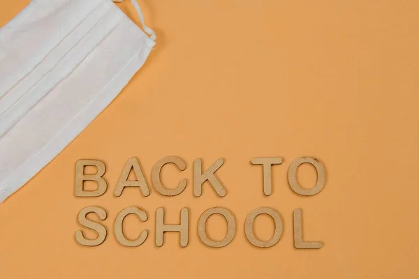 Palavra Volta Escola Escrita Tipologia Madeira Com Máscara Protetora — Fotografia de Stock