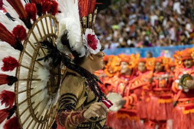 Rio, Brezilya - 23 Şubat 2020: Samba okulu Estacio de Sa 'nın Marques de Sapucai Sambodromo Perküsyon Kraliçesi Jack Maia' da geçit töreni
