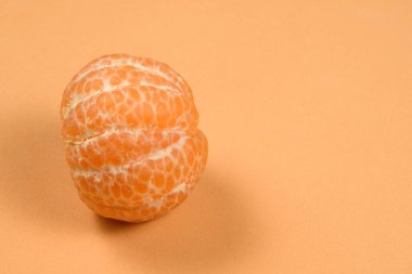 Soyulmuş mandalina arka planda izole edilmiş