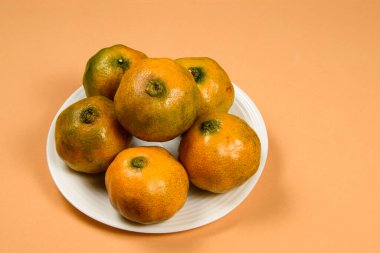 Taze mandalina portakalı ya da beyaz tabakta mandalina.