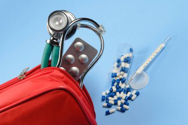 Steteskop ve tıbbi su toplamalı ilk yardım çantası