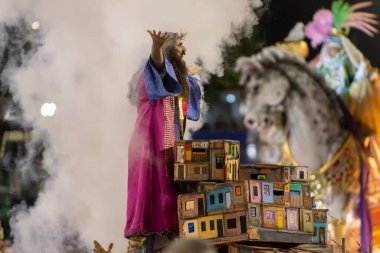 Rio, Brezilya - 23 Şubat 2020: Samba okulu Mangueira 'nın Marques de Sapucai Sambodromo' daki geçit töreni. Fahri Komite