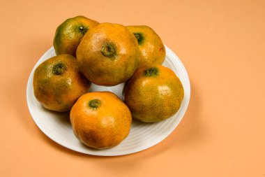 Taze mandalina portakalı ya da beyaz tabakta mandalina.