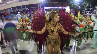 Rio, Brezilya - 22 Şubat 2020: Samba School Academicos de Santa Cruz, Marques de Sapucai Sambodromo 'da geçit töreni. Davulların kraliçesi Larissa Nicolau