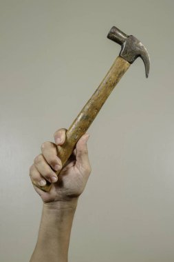 Endüstri işçilerinin el ele tutuşması mekanik araç