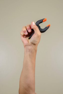 Endüstri işçilerinin el ele tutuşması mekanik araç