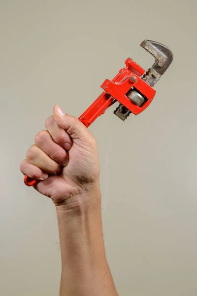 Ręczne Trzymanie Narzędzia Mechanicznego Przez Pracownika Przemysłu — Zdjęcie stockowe