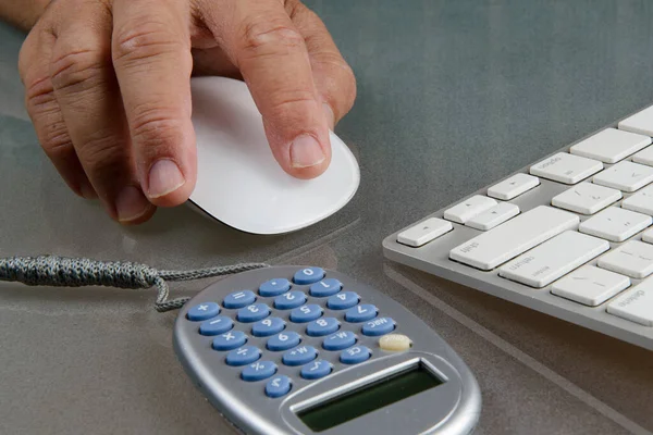 Mano Sosteniendo Ratón Mesa Con Teclado Calculadora Lado — Foto de Stock