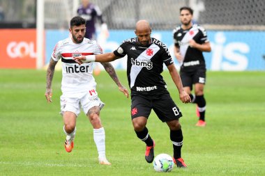 Rio, Brezilya - 16 Ağustos 2020: Sao Januario Stadyumu 'nda Brezilya Şampiyonası' nda Vasco ve Sao Paulo arasında oynanan maçta Fellipe Bastos ve Liziero oyuncusu
