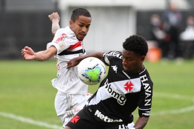 Rio, Brezilya - 16 Ağustos 2020: Sao Januario Stadyumu 'nda Brezilya Şampiyonası' nda Vasco ve Sao Paulo arasında oynanan maçta Cayo Tenorio ve Paulinho oyuncusu