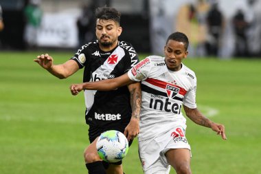 Rio, Brezilya - 16 Ağustos 2020: Sao Januario Stadyumu 'nda Brezilya Şampiyonası' nda Vasco ve Sao Paulo arasında oynanan maçta Ricardo Graca ve Paulinho oyuncusu